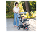 Tricycle Smoby Baby Drive et enfant dans un parc.