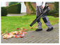 Un homme utilise un souffleur à feuilles Parkside pour souffler des feuilles.