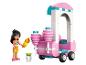 Une figurine LEGO Friends avec un chariot à barbe à papa rose et deux barbes à papa.