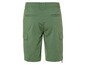 Shorts cargo verts avec des poches.