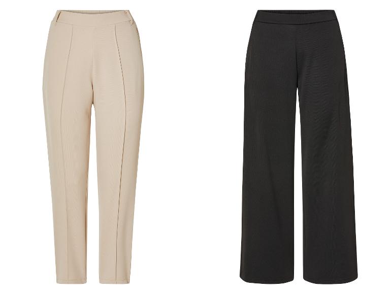 Deux pantalons élégants, un beige et un noir.