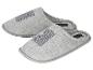 Pantoufles grises avec motif ondulé