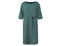 Une robe longue verte à manches longues et ceinture.