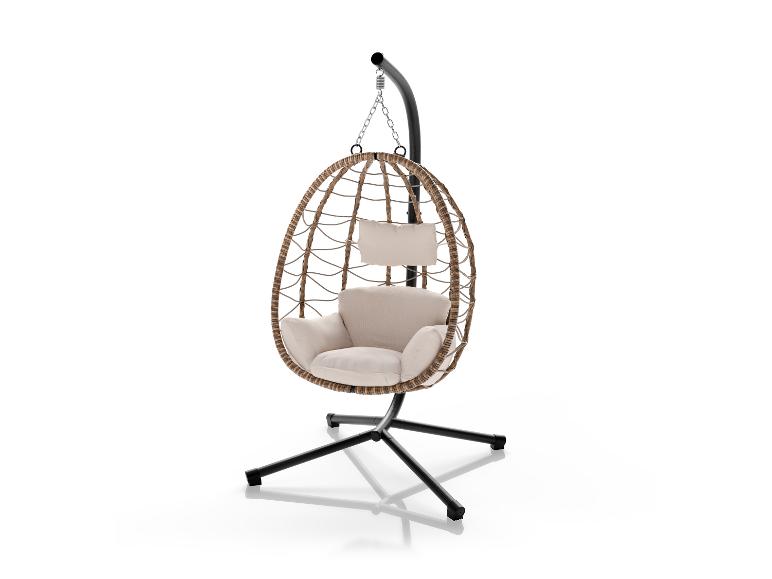 Fauteuil suspendu œuf en rotin avec coussins crème et support en métal noir.