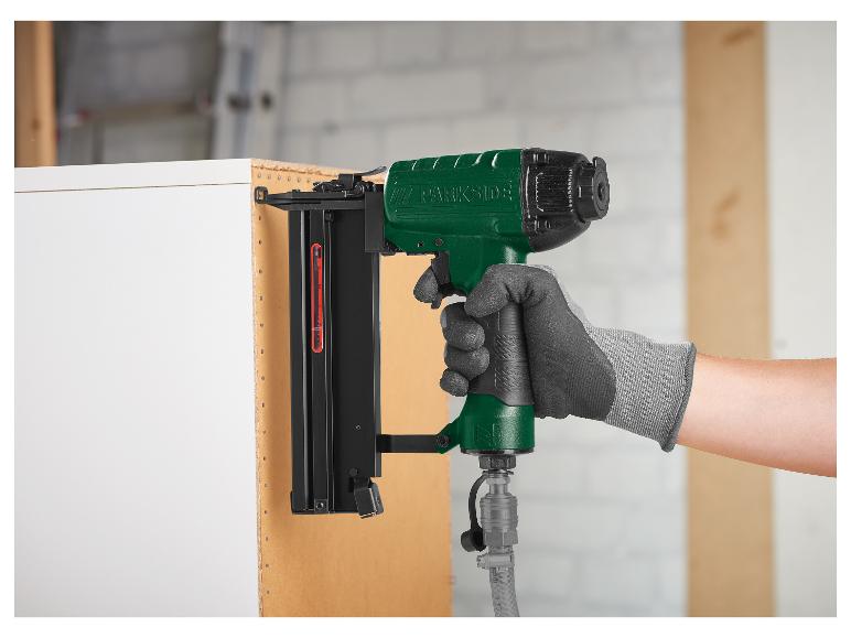 Cloueuse pneumatique PARKSIDE fixant un panneau en bois.