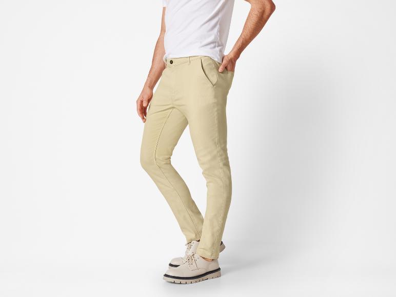 Pantalon chino beige et chaussures habillées.