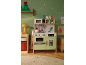 Cuisine de jeu pour enfants avec décorations de Noël et dessins d'enfants.