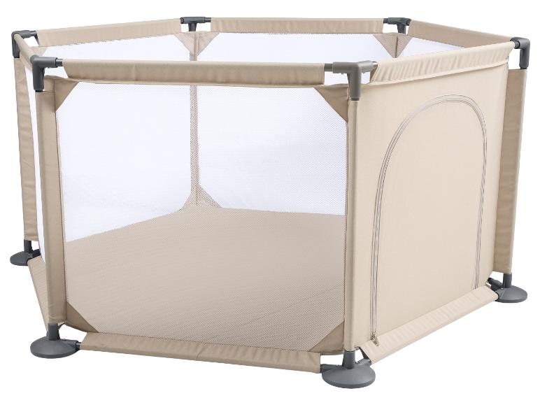 Parc bébé hexagonal beige avec parois en maille et ouverture zippée.