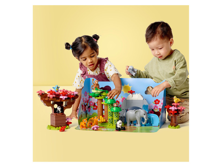 Deux enfants jouent avec des blocs LEGO DUPLO et des animaux.