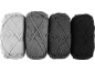 Quatre pelotes de fil de coton de différentes nuances de gris, du blanc au noir.
