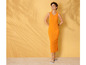 Une femme portant une robe orange et des tongs bleues.