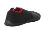 Chaussures aquatiques noires et rouges.