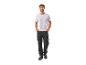 Homme en t-shirt blanc et pantalon de travail noir.