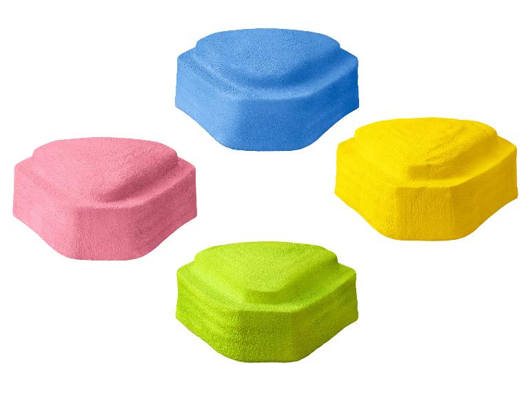 Quatre blocs de construction colorés en bleu, rose, jaune et vert.