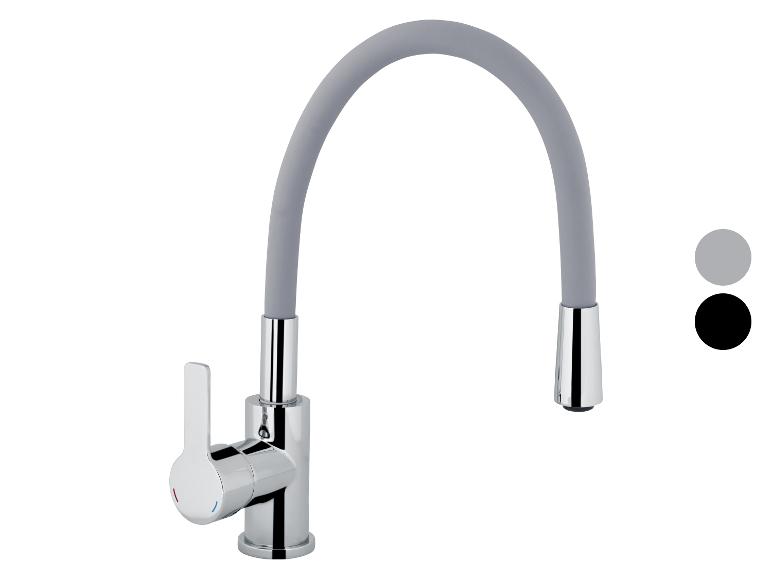 Un robinet de cuisine moderne, gris, avec une base chromée.