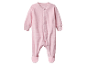 Une grenouillère rose rayée pour bébé.