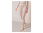 Une femme en leggings et haut roses.