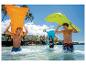 Des adolescents s'amusent dans l'eau avec des matelas pneumatiques orange, vert et bleu.