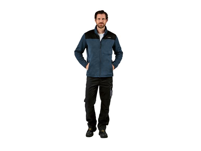 Homme en veste polaire Parkside bleue et pantalon de travail noir.