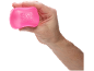 Jouet anti-stress rose dans une main, avec le texte «NEE DOH».