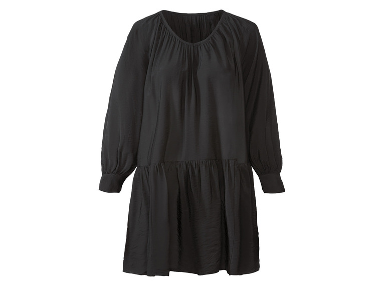 Une robe noire à manches longues avec un ourlet plissé.