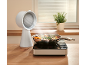 Purificateur d'air blanc et plaque à induction avec légumes sur un comptoir en bois.