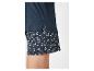 Un pyjama bleu foncé à motif floral.