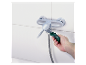 Un homme utilise une clé Parkside pour réparer un mitigeur de douche.