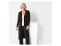 Une femme porte un long cardigan noir.