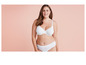 Une femme portant un soutien-gorge et une culotte blancs.