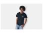 T-shirt noir avec imprimé surf et jeans.
