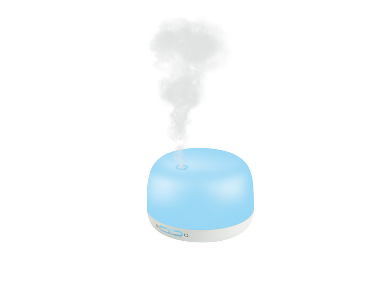 Un humidificateur bleu avec de la vapeur qui s'en échappe.