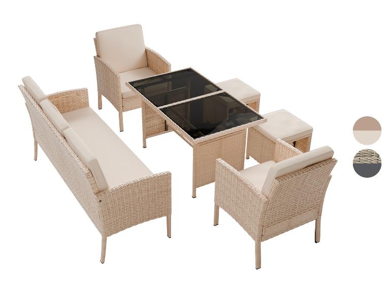 Ensemble de mobilier de jardin en rotin avec canapé, deux fauteuils, table et deux tabourets, en beige.