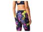 Femme portant un legging et un soutien-gorge de sport imprimés.