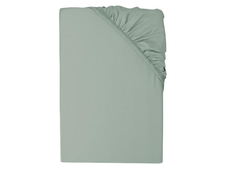Drap-housse vert avec coin élastiqué.