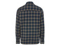 Une chemise à carreaux bleu foncé et marron à manches longues.