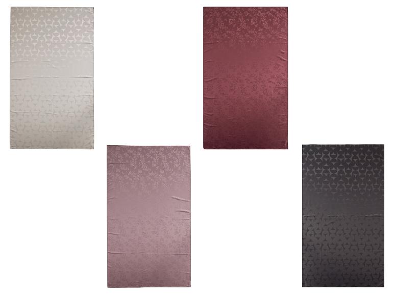 Quatre foulards en soie de couleurs et motifs différents.