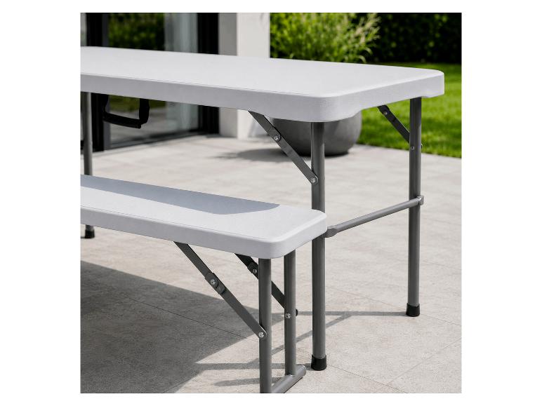 Table de pique-nique pliante grise avec bancs sur une terrasse.