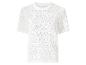 Chemisier blanc ajouré à manches courtes avec encolure festonnée.