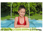 Une fille en maillot de bain rouge dans une piscine gonflable avec un motif tropical.