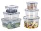 Récipients alimentaires en plastique transparent empilés.