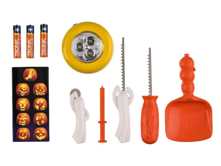 Kit de sculpture de citrouille avec piles, lampe de poche, outils et pochoirs d'Halloween.