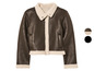 Une veste bomber en cuir marron avec un col en fourrure blanc.