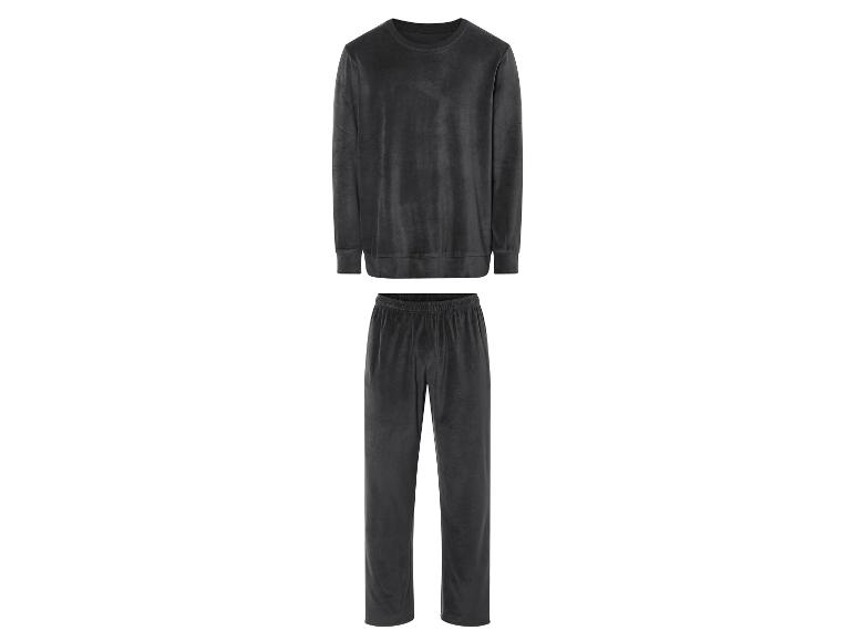 Un pyjama en velours noir avec des manches longues et un pantalon.