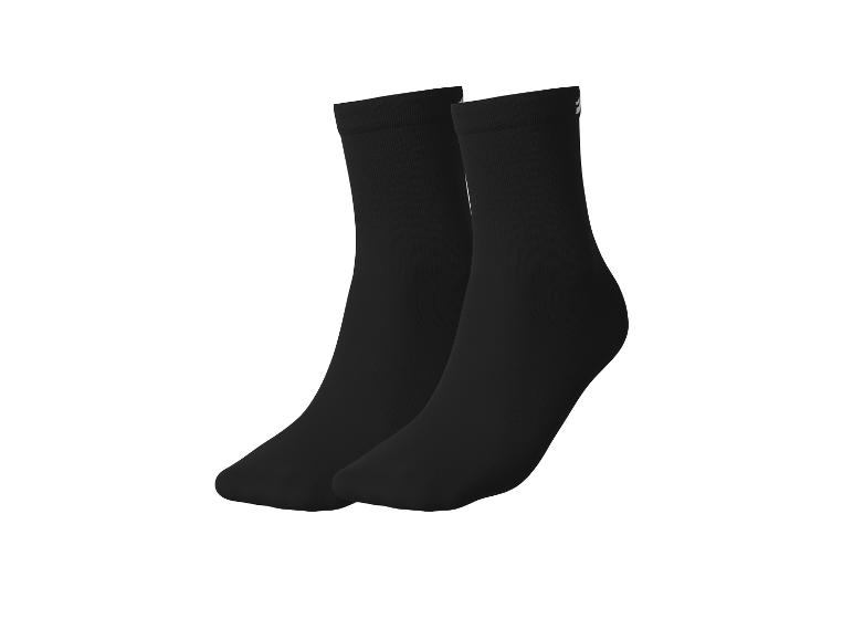 Deux chaussettes de cheville noires sur fond blanc