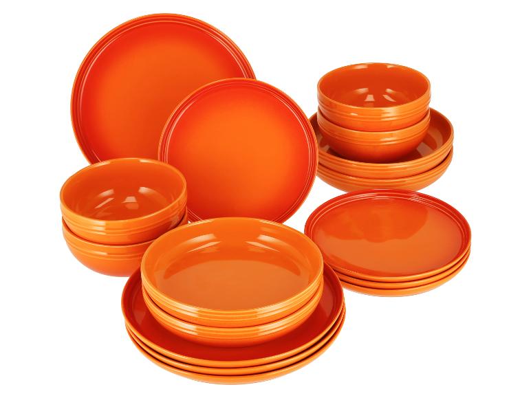 Ensemble d'assiettes et de bols orange de différentes tailles, empilés sur fond blanc.