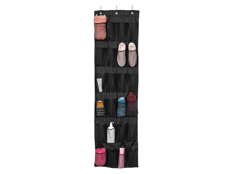 Organisateur de placard suspendu avec chaussures, chaussettes, parapluie et autres articles.