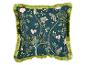 Un coussin carré avec un imprimé jungle sarcelle foncé représentant des singes, des fleurs roses et des franges vertes.