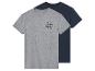 Deux t-shirts à manches courtes : un gris clair avec un imprimé plage et un bleu marine uni.