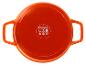 Plat de cuisson rond orange avec poignées et symboles de cuisson sur le fond
